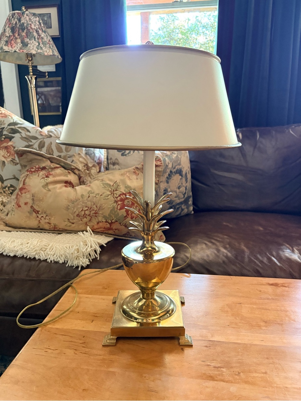 VINTAGE BOMBAY CO. PINEAPPLE SOLID BRASS TABLE LAMP ORIG. CREAM TOLE METAL SHADE - Picture 2 of 8